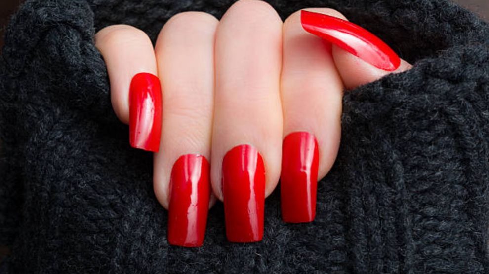 Pasos para aplicar el esmalte de uñas rojo de forma correcta