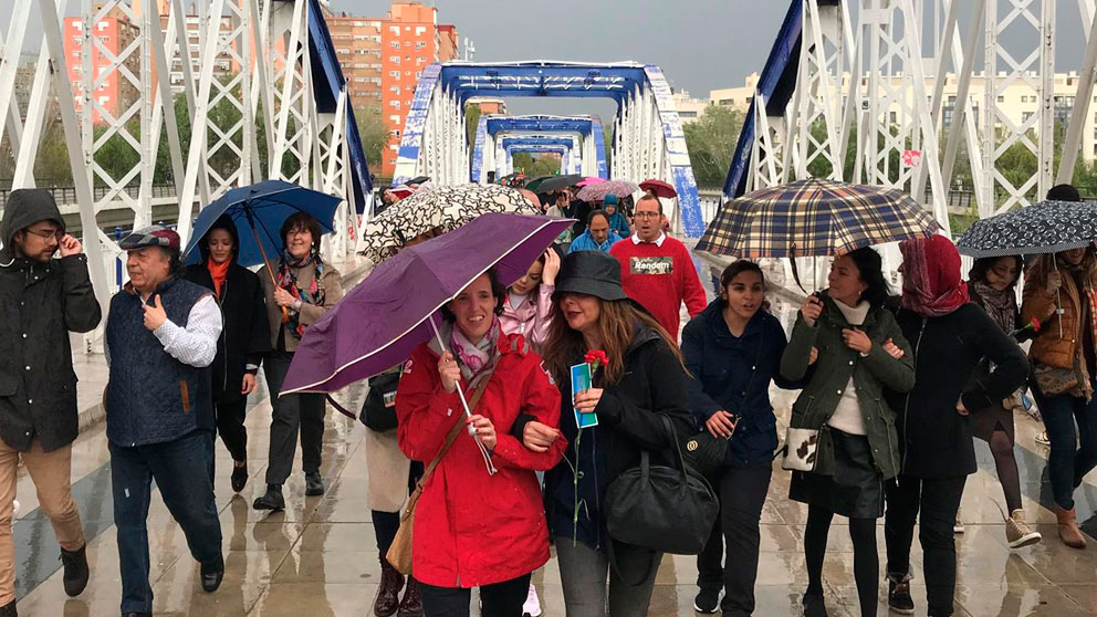 Un grupo de personas se resguarda de las lluvias debajo de paraguas. Foto: EP