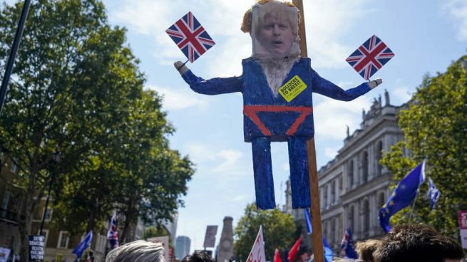 Decenas de manifestaciones recorren las ciudades de Reino Unido para protestar contra Johnson