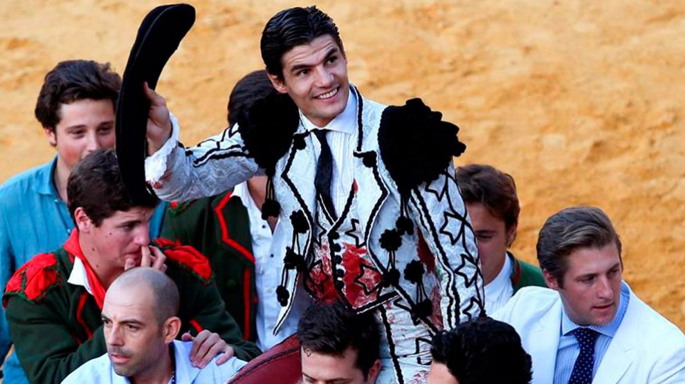 Pablo Aguado sale a hombros teste sábado en Ronda (Foto: EFE).