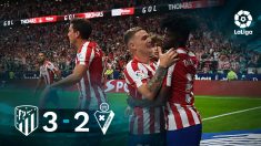 Los jugadores del Atlético celebran el gol de Thomas que les dio la victoria.