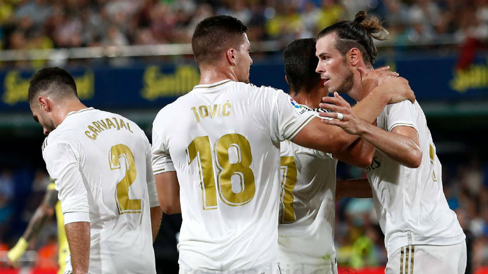Jovic celebra con Bale el gol del Real Madrid.