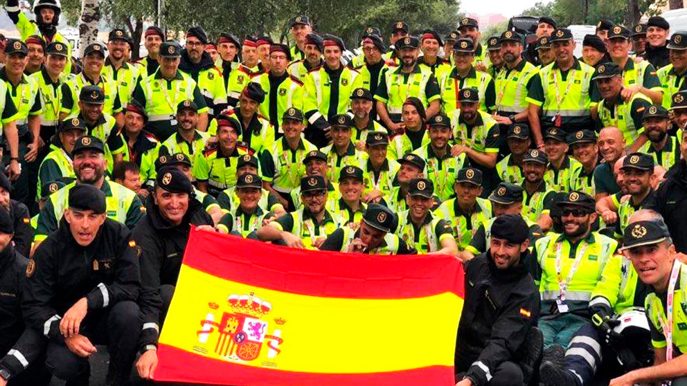 Mossos y guardias civiles posan juntos en La Vuelta