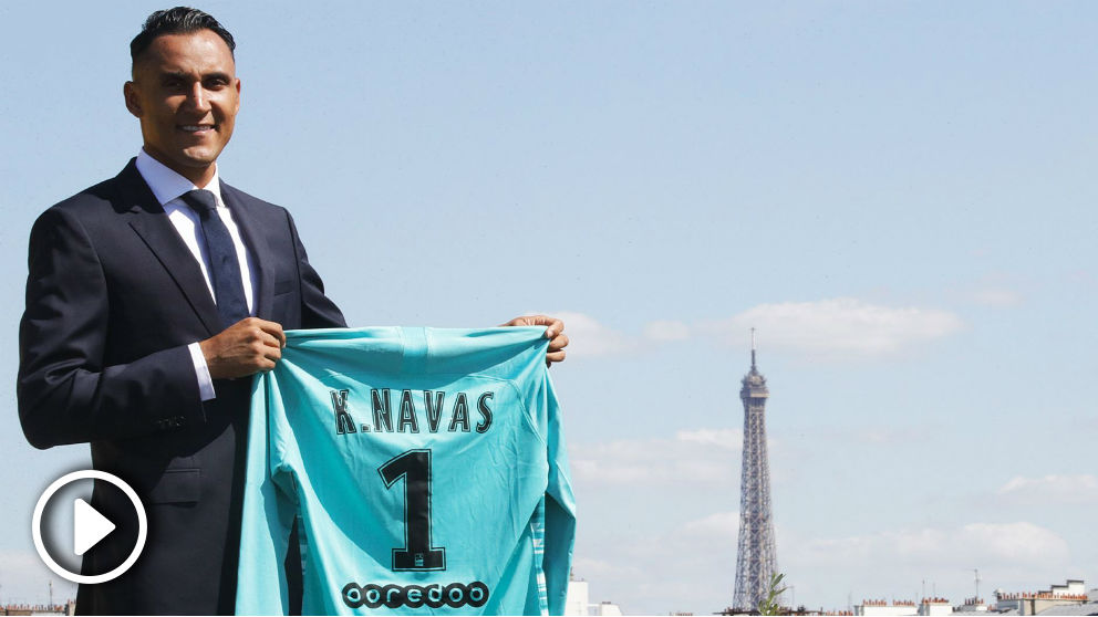 Keylor Navas posa como nuevo jugador del PSG. (PSG)