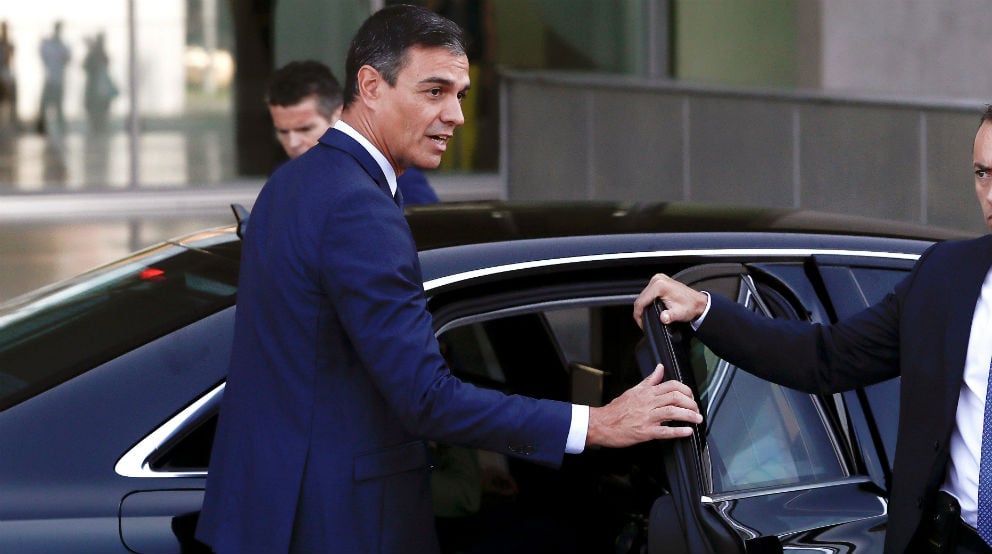 El presidente del Gobierno, Pedro Sánchez, en su coche oficial.