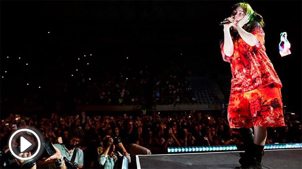 La jovencísima cantante californiana Billie Eilish durante su concierto en el Palau Sant Jordi de Barcelona. Foto: EFE