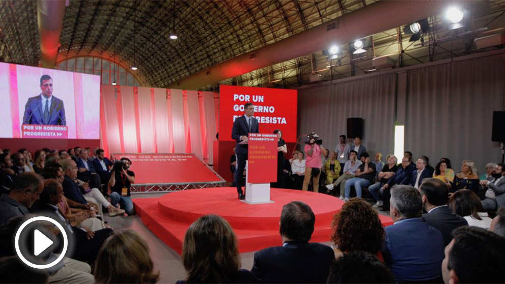 El líder del PSOE, presentando su propuesta a Podemos. Foto: Francisco Toledo