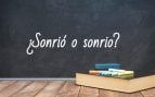 Cómo se escribe sonrió o sonrio