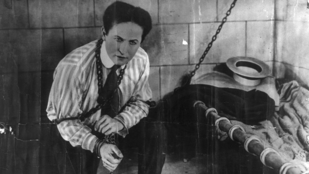 Conoce a Harry Houdini, el mayor mago de la historia