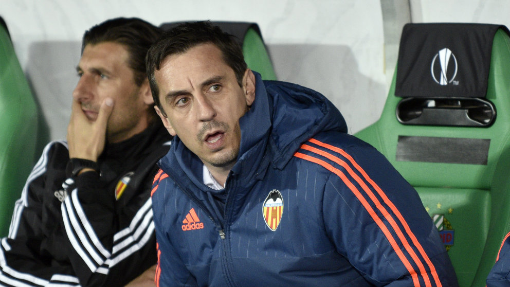 Gary Neville durante su etapa como entrenador del Valencia (AFP)