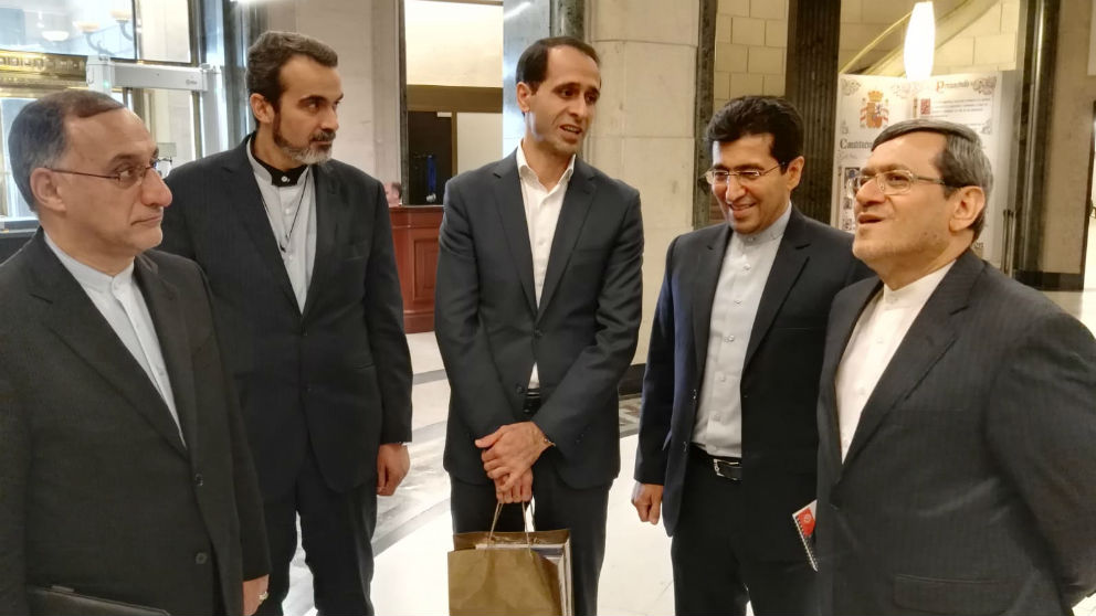 La delegación de Iraní, en el hall del número 36 del Congreso en la Carrera de San Jerónimo.