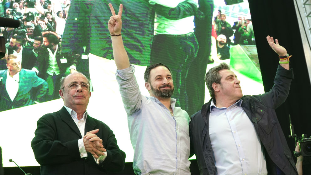 Ignacio Gil Lázaro, diputado de Vox en el Congreso, Santiago Abascal, presidente de la formación, y José María Llanos, ex presidente provincial de Vox. (Foto: Europa Press).