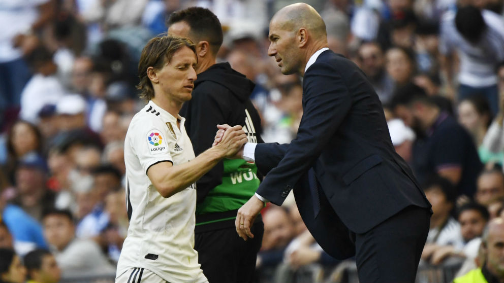 Luka Modric y Zinedine Zidane se saludan en un partido del Real Madrid. (AFP)