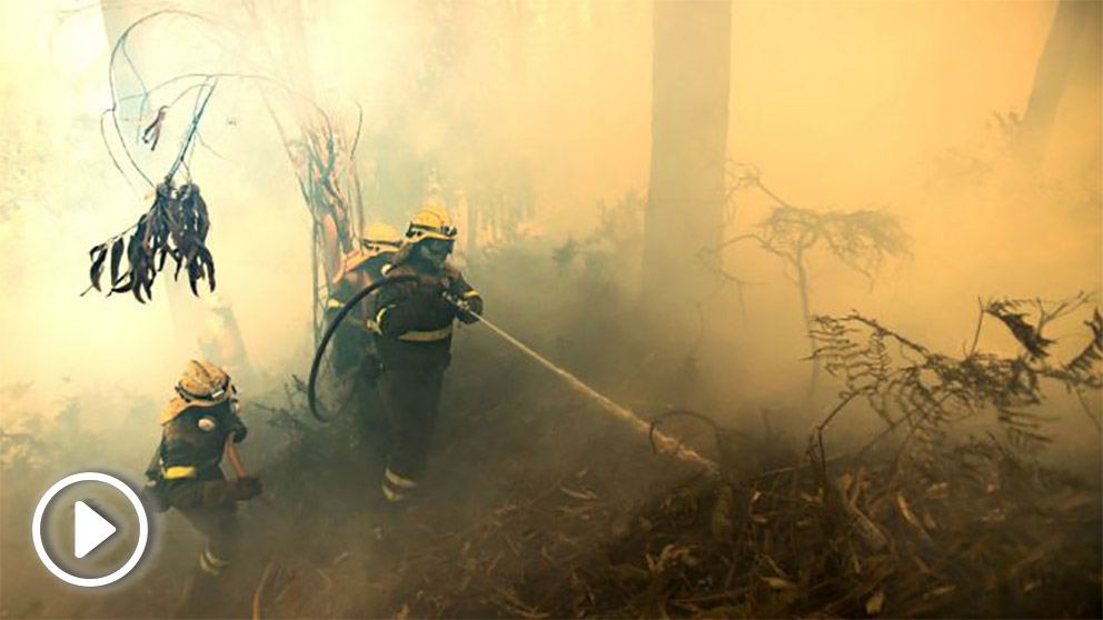 Bomberos en el incendio de la provincia de La Coruña (Foto: EFE).