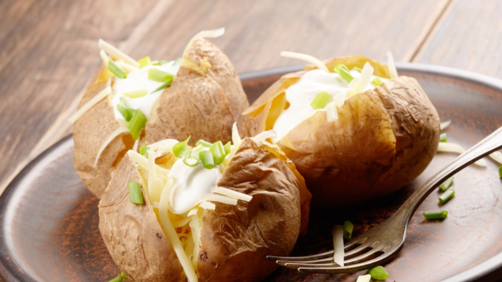 Patatas al horno con queso ricotta y miel
