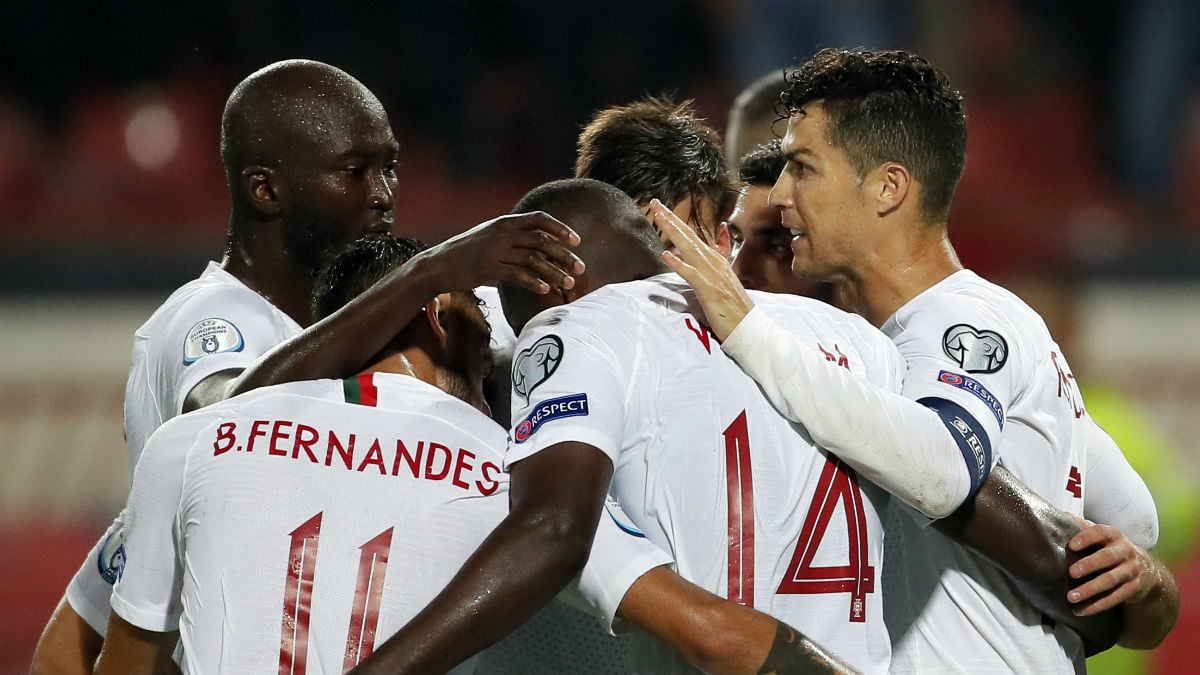 La selección de Portugal celebra uno de los goles ante Serbia (AFP).