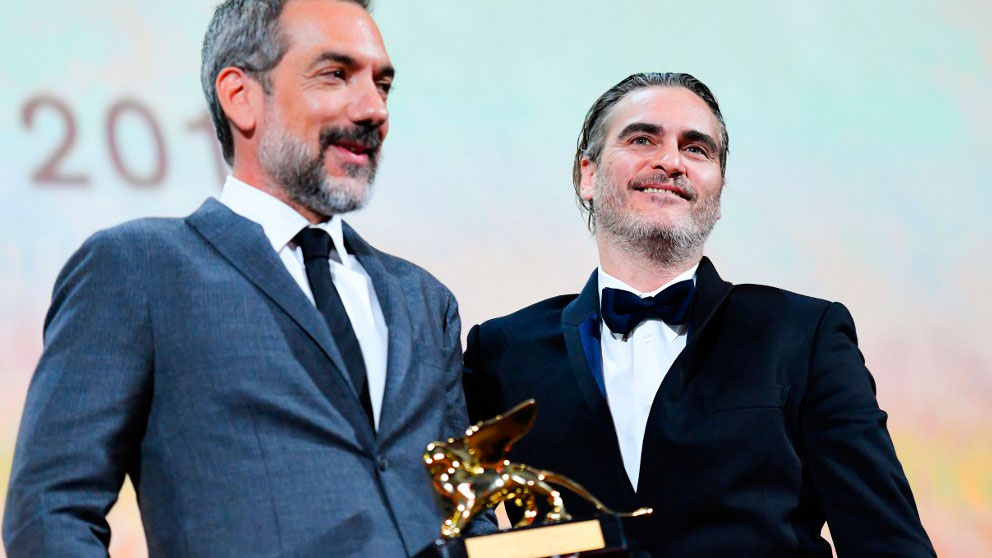 El director estadounidense Todd Phillips con el León de Oro de la Mostra de Venecia en la mano junto al protagonista de su película ‘Joker’, Joaquin Phoenix. Foto: AFP