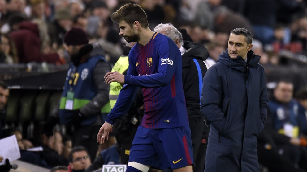 Gerard Piqué y Ernesto Valverde durante un partido. (AFP)