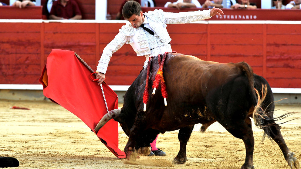 Rubén Pinar en la faena a su primer toro (Foto: EFE).