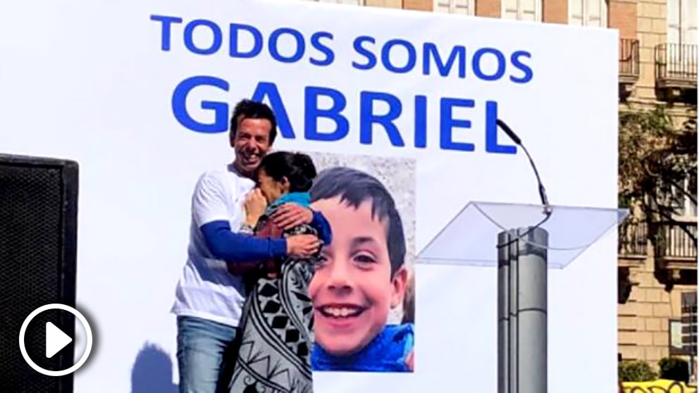 Los padres de Gabriel Cruz, el niño desaparecido en Níjar, en la concentración de Almería.