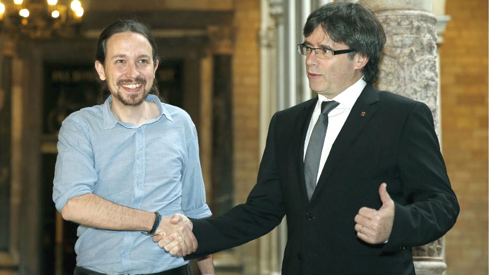 Pablo Iglesias y Carles Puigdemont, en su reunión de abril de 2016. (Foto: Efe)