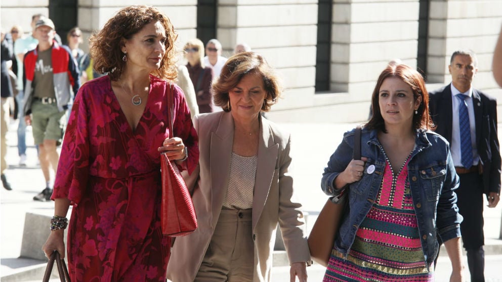 Las ministras Calvo y Montero y la portavoz socialista, Adriana Lastra, llegando a la reunión con Podemos. (Foto: PSOE)