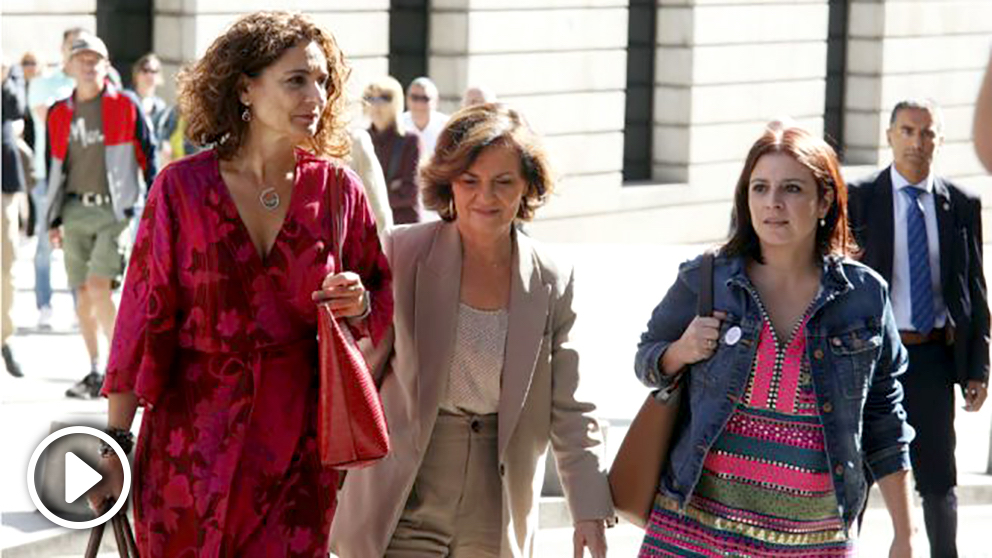 as ministras Calvo y Montero y la portavoz socialista, Adriana Lastra, llegando a la reunión con Podemos. (Foto: PSOE)