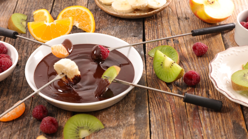 Tienes chocolate blanco y nata? Prepara una facilísima fondue de chocolate  blanco exprés, con frutas