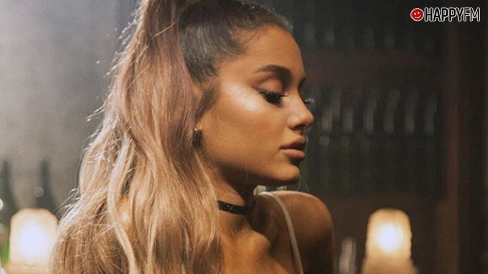 Ariana Grande sorprende con este impactante look