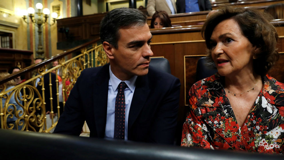 El presidente del Gobierno, Pedro Sánchez, conversa con la vicepresidenta del Ejecutivo, Carmen Calvo