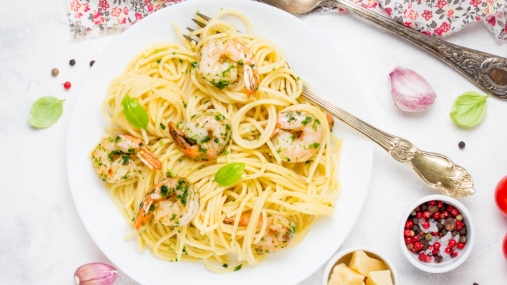 Espaguetis con espinacas y gambas