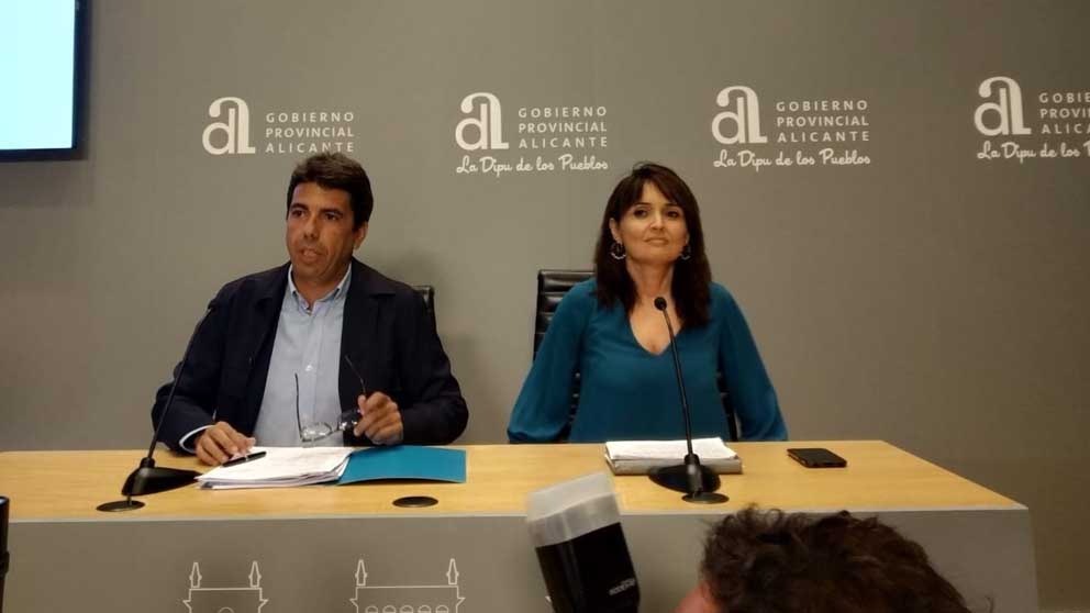 Julia Parra con el presidente de la Diputación de Alicante Carlos Mazón en una imagen de archivo.