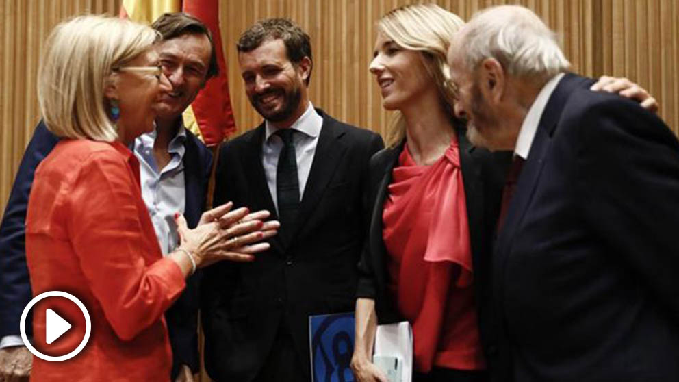 El presidente del PP, Pablo Casado (3i), la fundadora de UPyD, Rosa Díez (i), y la portavoz del PP en el Congreso, Cayetana Álvarez de Toledo (2d), durante la clausura de las jornadas «Españoles en Defensa de lo Común» celebradas este jueves en la Cámara Baja. Foto: EFE