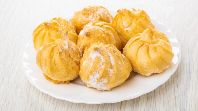 Receta de profiteroles de nata con mango