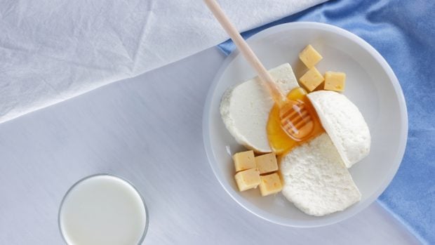 Queso fresco con miel y frutos rojos