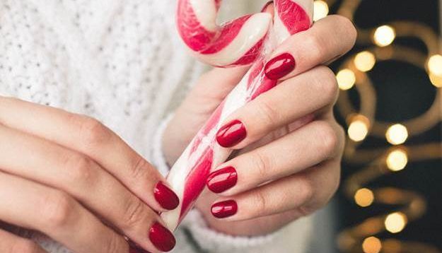 Los pasos para aplicar esmalte rojo en las uñas