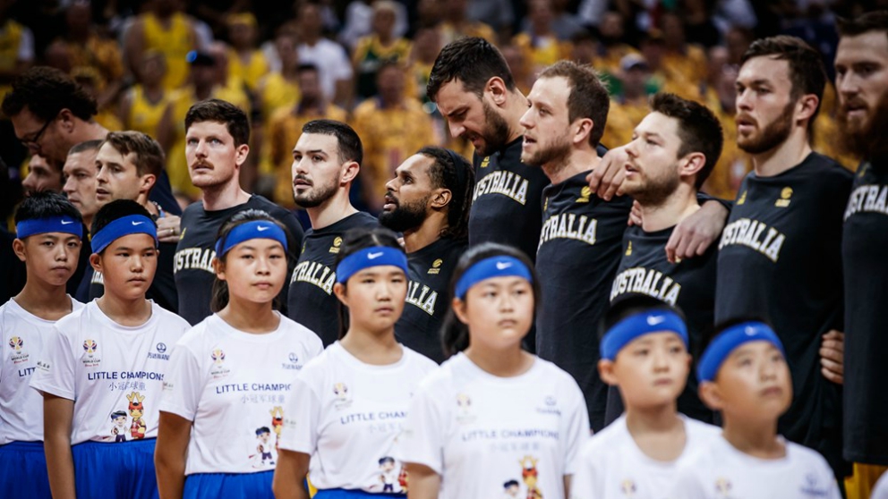 La selección de Australia, durante un partido del Mundial de China 2019. (FIBA)