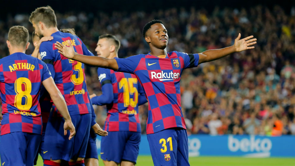 Ansu Fati celebrando un gol contra el Valencia. (AFP)