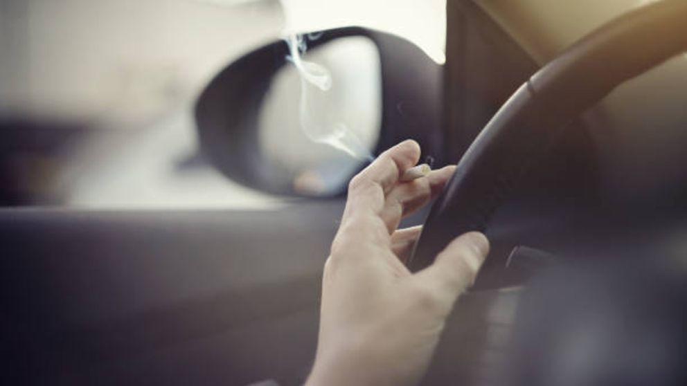 Aprende cómo eliminar el olor a tabaco dentro del coche