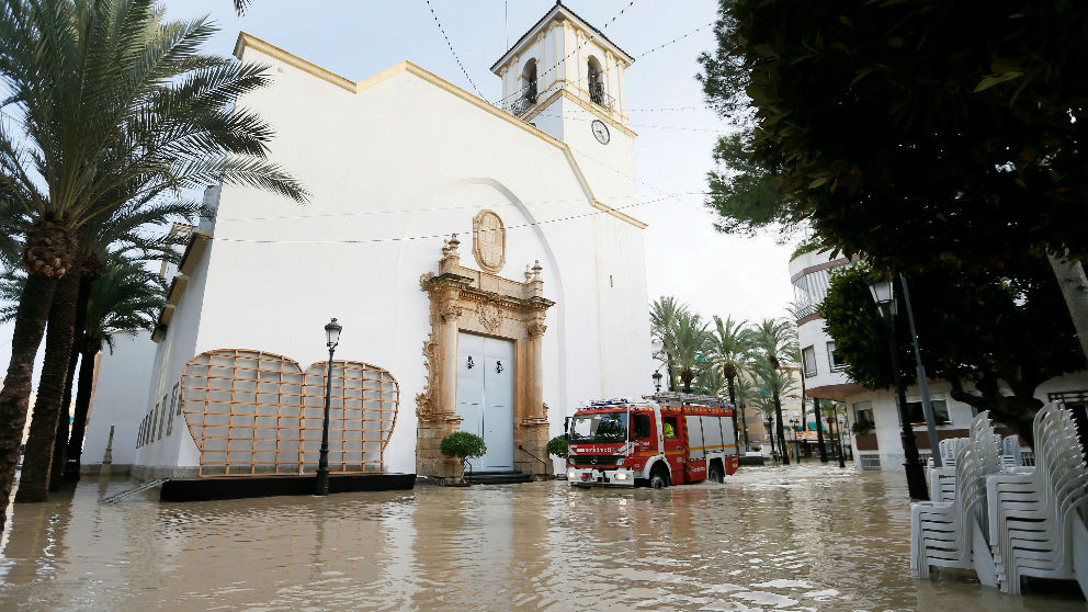 La Iglesia de Dolores anegada por las fuertes lluvias. Foto: EFE
