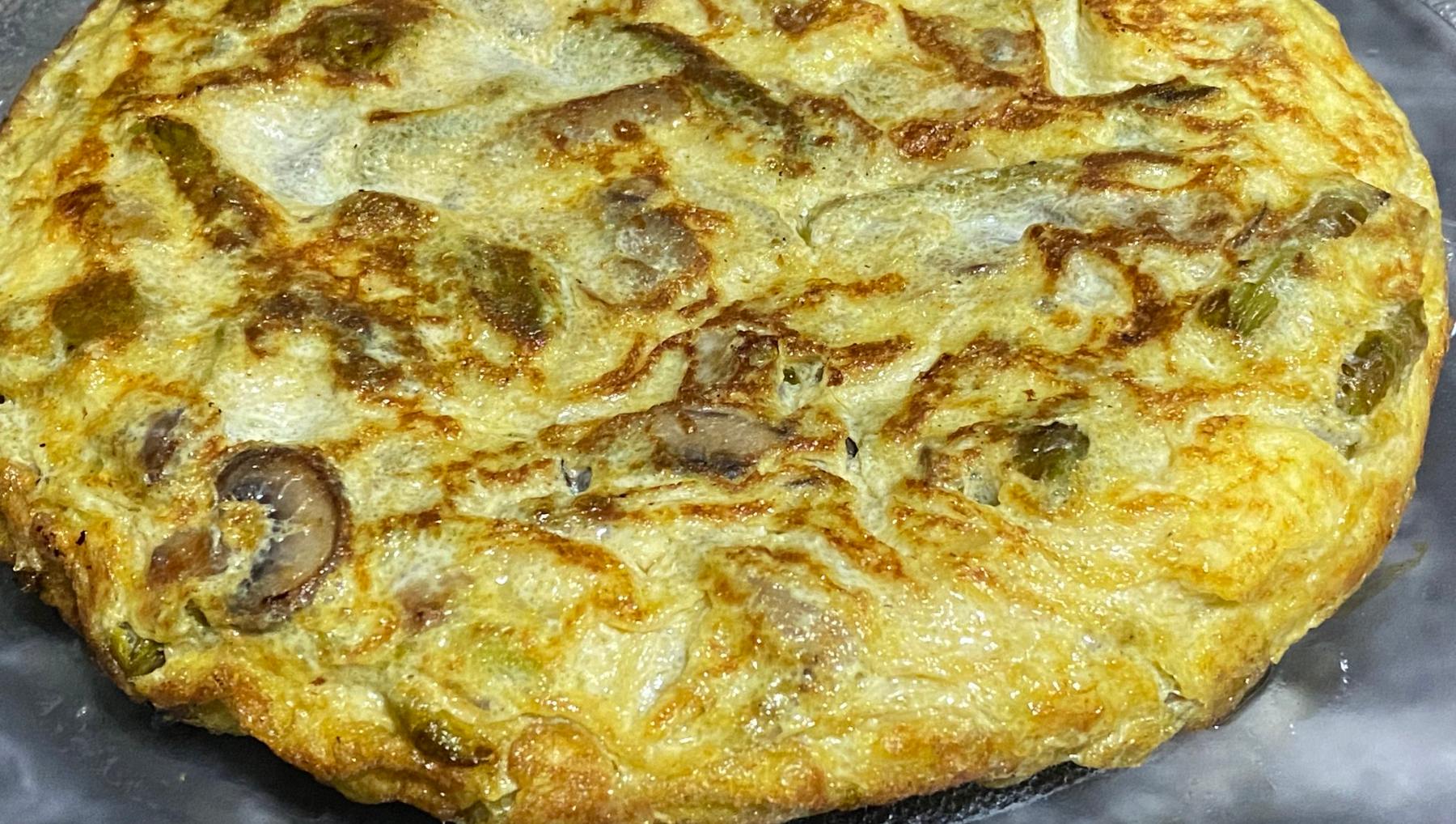 Tortilla de jamón con alcachofas y champiñones