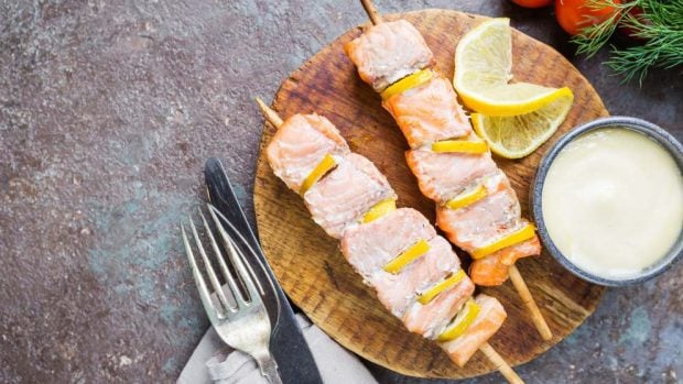 Brochetas fáciles de salmón marinado con mostaza