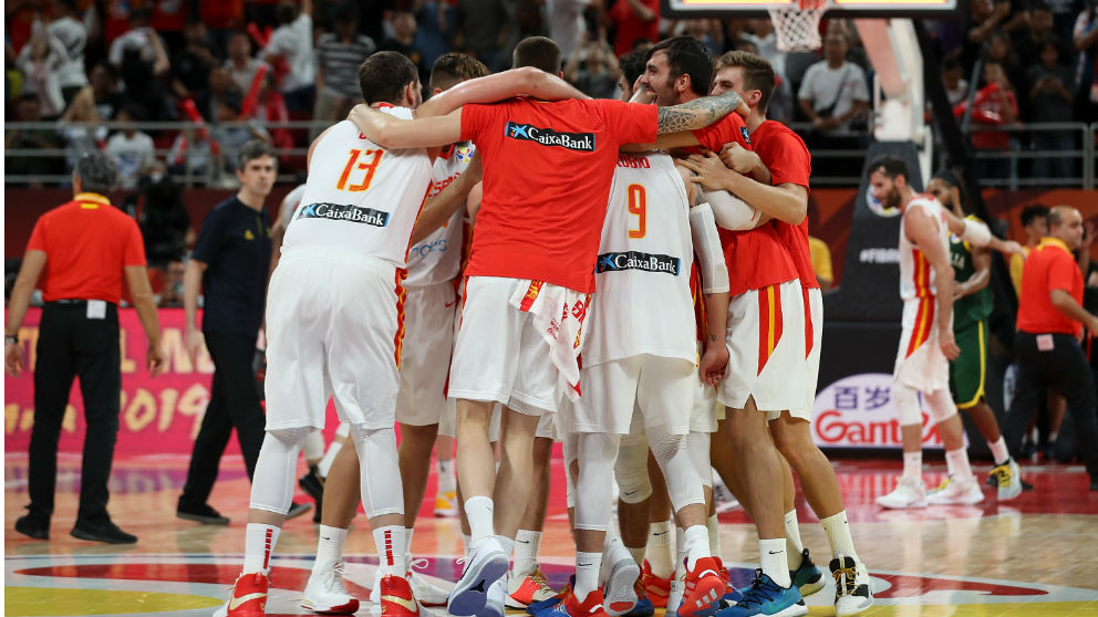 Los jugadores de España de baloncesto celebran la victoria ante Australia. (Getty)