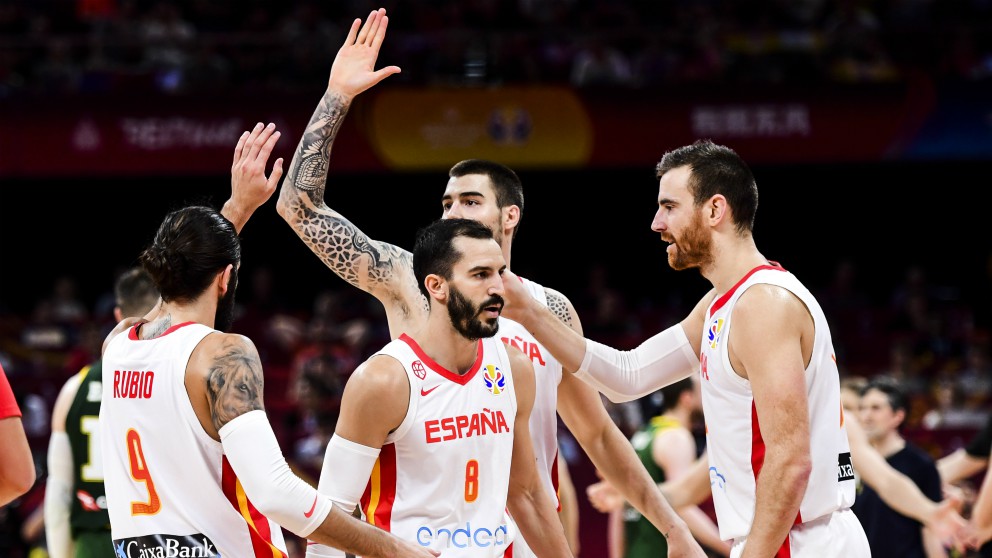 Los jugadores de España se felicitan tras ganar a Australia. (Getty)