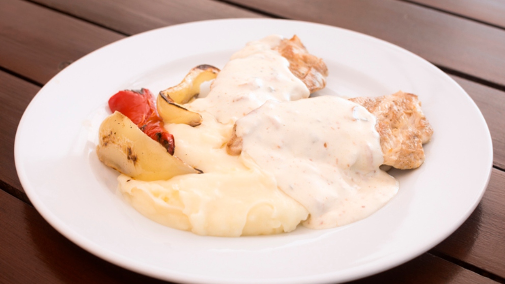 Lomo de cerdo con bechamel y patatas