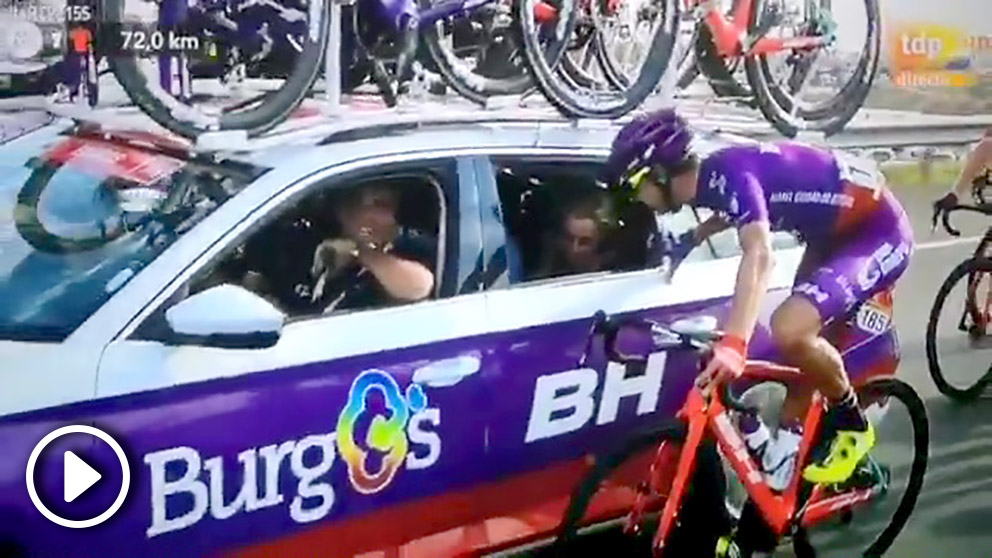 Un ciclista pidió matrimonio a su novia durante la Vuelta a España.