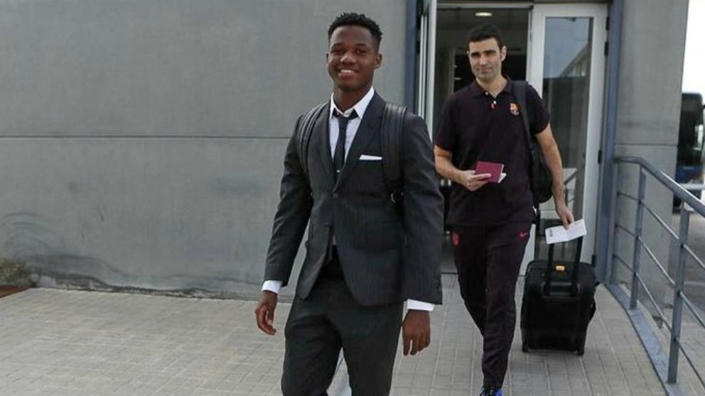 Ansu Fati, antes de subir al avión del Barcelona en dirección Dortmund. (@FCBarcelona)