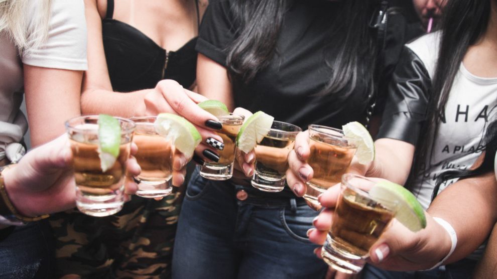 Los chupitos son un buen entretenimiento para disfrutar con los amigos