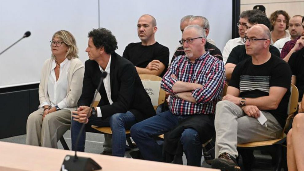 La abogada Arantxa Zulueta y varios de los acusados por colaborar en el frente de makos con los presos de ETA en la vista celebrada hoy en la Audiencia Nacional. (Efe)
