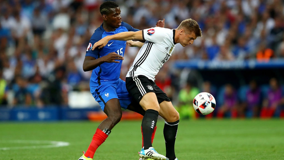 Toni Kroos y Paul Pogba pugnan por un balón durante un Alemania-Francia. (Getty)